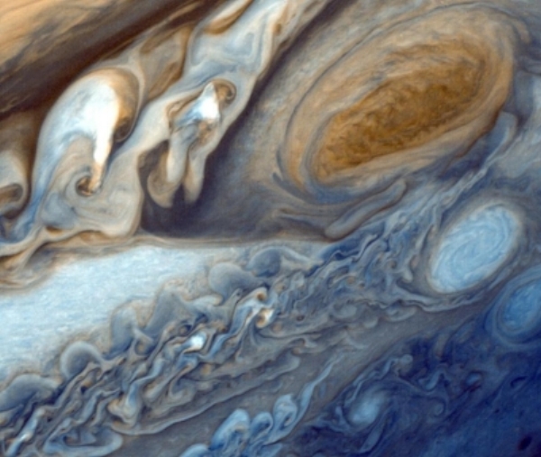  Júpiter, Voyager 1, 1979. Esta imagen es una reconstrucción coloreada a partir de 3 negativos en blanco y negro. Crédito de la imagen: NASA. 