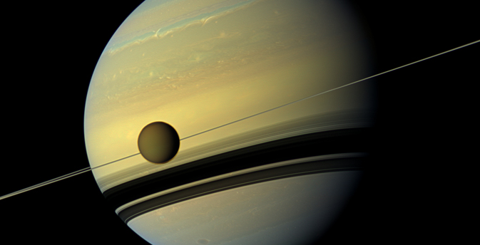 Titán pasa frente a Saturno. Cámara granangular a bordo de Cassini.