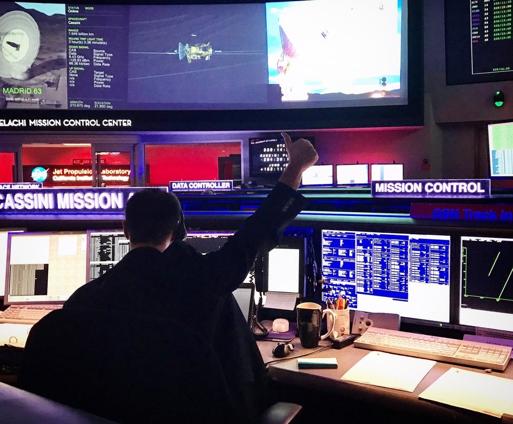 Controladores de la misión Cassini reciben señales de la nave.