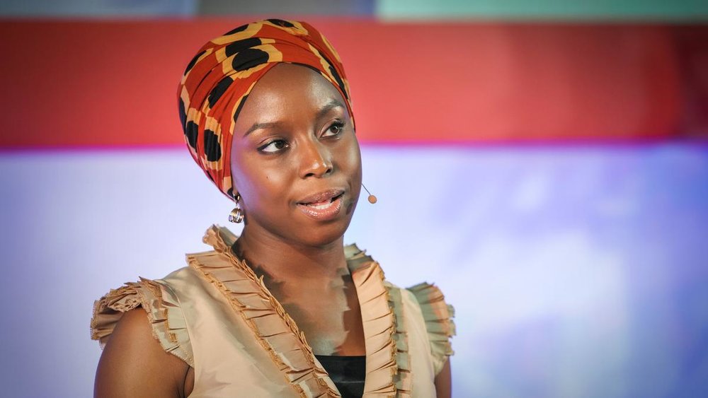  Chimamanda Ngozi Adichie, escritora nigeriana. 