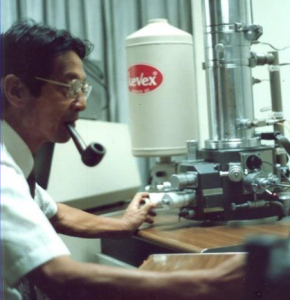 El profesor Mitsuo Ogura (1928-2000) frente a un microscopio electrónico.