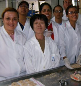 Makie Kodaira (centro) con algunos de sus estudiantes de tecnología de alimentos. Foto cortesía de Makie Kodaira.