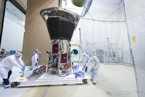  Ingenieros y Técnicos de la NASA y de la Universidad de Johns Hopkins haciendo pruebas a la Sonda Solar Parker. Crédito de la foto:  Ed Whitman. 