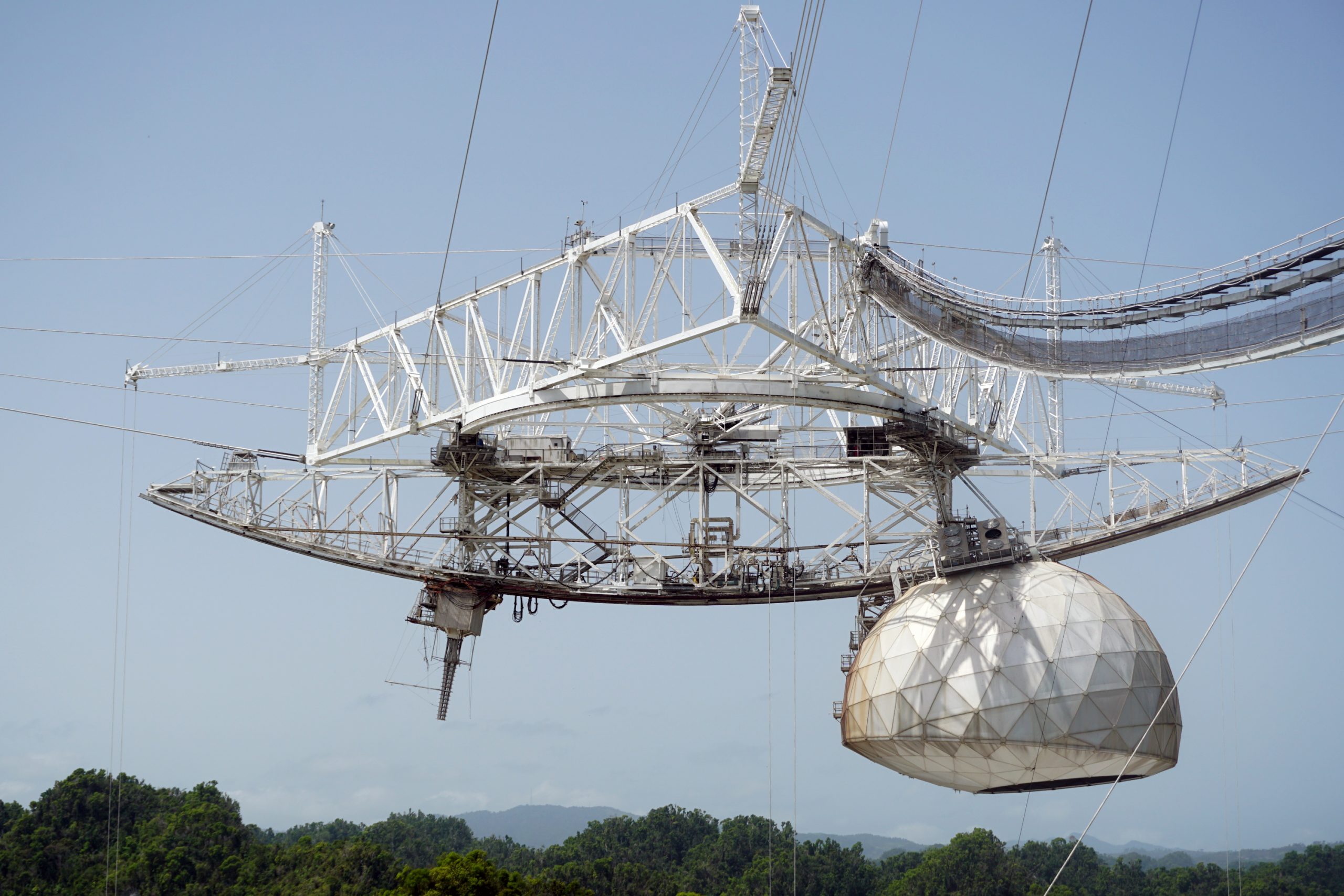Arecibo Observatory, Puerto Rico. Vista de cerca del domo Gregoriano y del mecanismo de dirección del haz del radiotelescopio de Arecibo. Foto de Mario Roberto Durán Ortiz. 